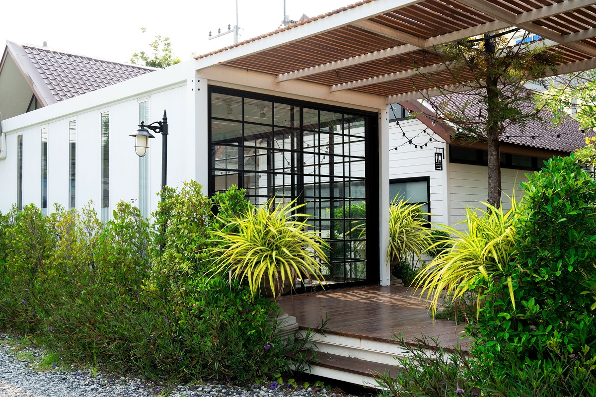 restaurant with plants outside